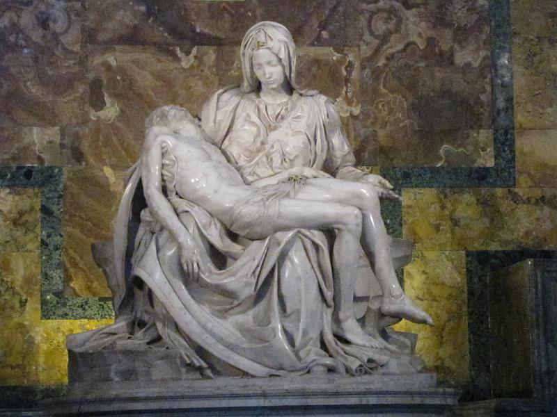 pieta van michelangelo.jpg - Één van de beroemdste beeldhouwwerken ter wereld, de Pietà van Michelangelo. Het beeld geeft het moment weer waarop Jezus van het kruis gehaald is en op de schoot van Maria ligt. Het is het enige werk van Michelangelo dat hij ook gesigneerd heeft.